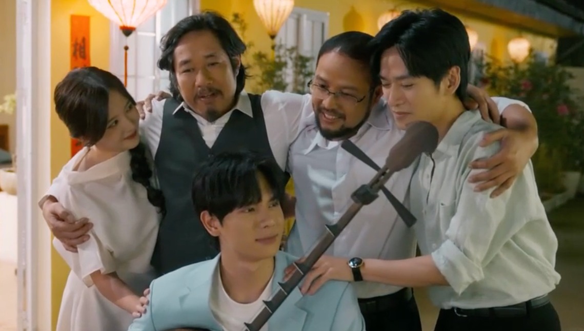 Gia dinh 5 nguoi cua ong Chinh, ong Binh sum vay hanh phuc trong tap cuoi “Cha toi, nguoi o lai“. Anh: VFC