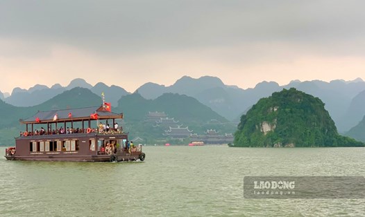 Đến chùa Tam Chúc (thị xã Kim Bảng, tỉnh Hà Nam) thưởng trà trên Vịnh Hạ Long thu nhỏ. Ảnh: Hà Vi