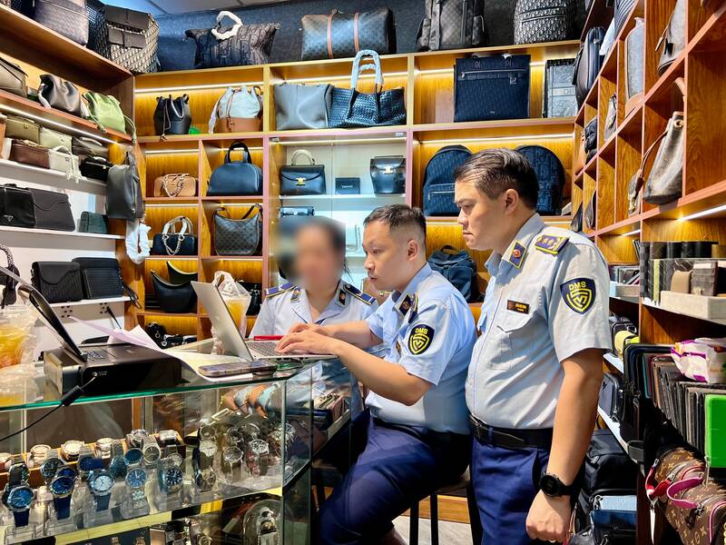 El Departamento de Gestion del Mercado del Departamento de Gestion y Desarrollo del Mercado Domestico incauto una gran cantidad de bienes falsos en Saigon Square Foto: Quyen Luu