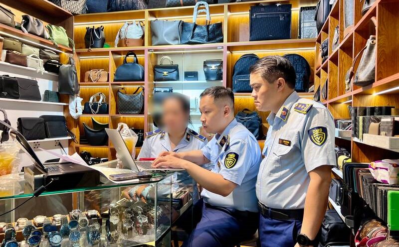 The Market Management Department under the Domestic Market Management and Development Department seizes a large quantity of counterfeit goods at Saigon Square Photo: Quyen Luu