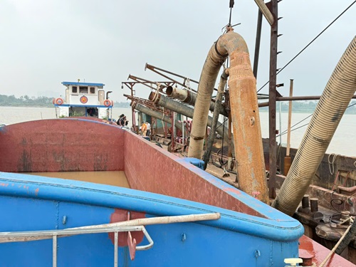 Công an hiệp đồng bắt quả tang nhóm "cát tặc" trên sông Hồng. Ảnh: Cục CSGT