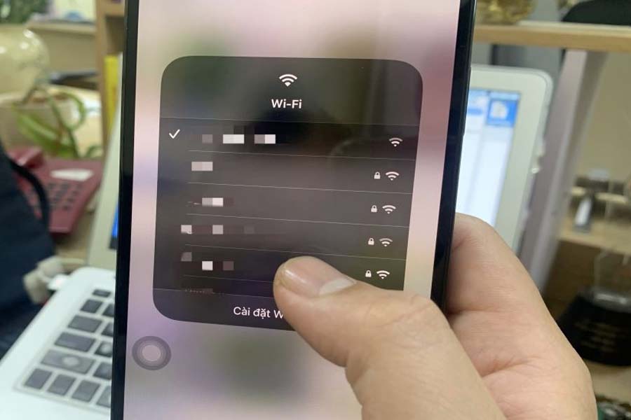 Public Wi-Fi has many potential risks of being attacked by hackers, users need to be vigilant to effectively protect personal information. Photo: Khanh An