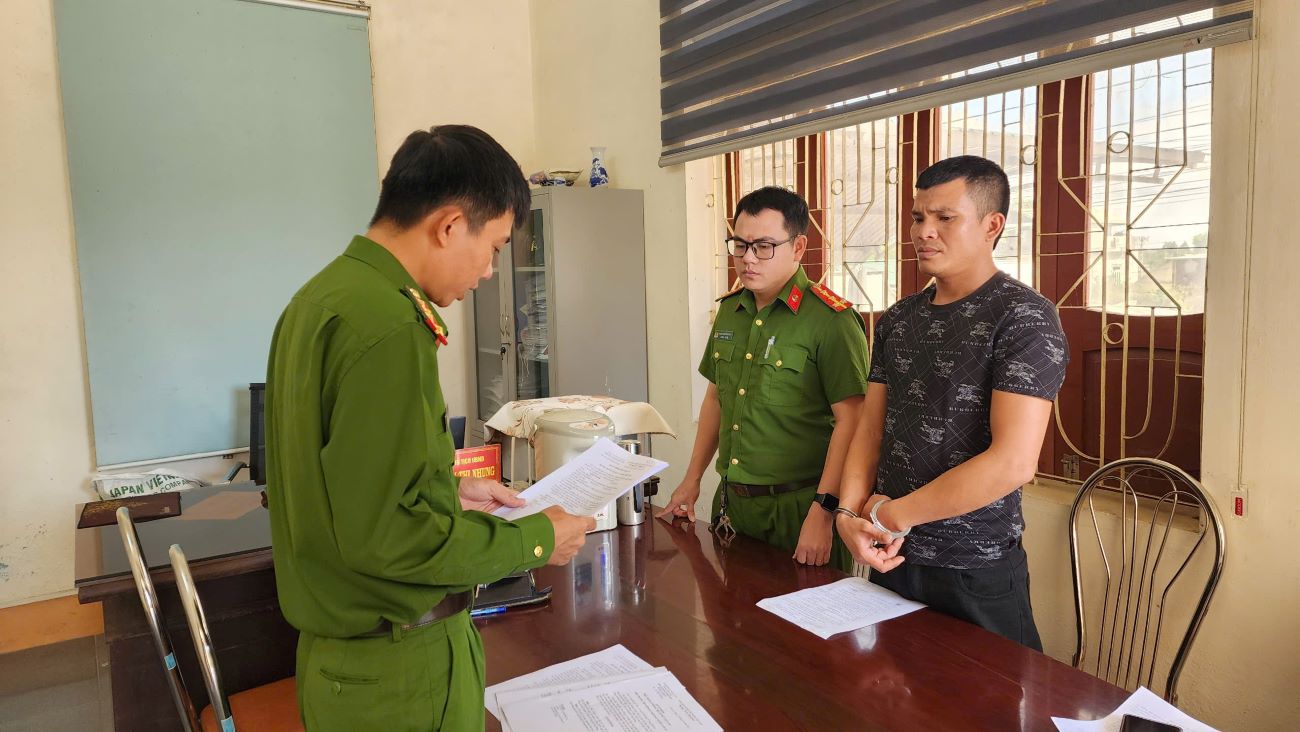 El conductor Nguyen Van Hung fue procesado por su deber anti -oficial, anteriormente violo muchos errores y uso drogas. Foto: Policia Provincial de Quang Tri