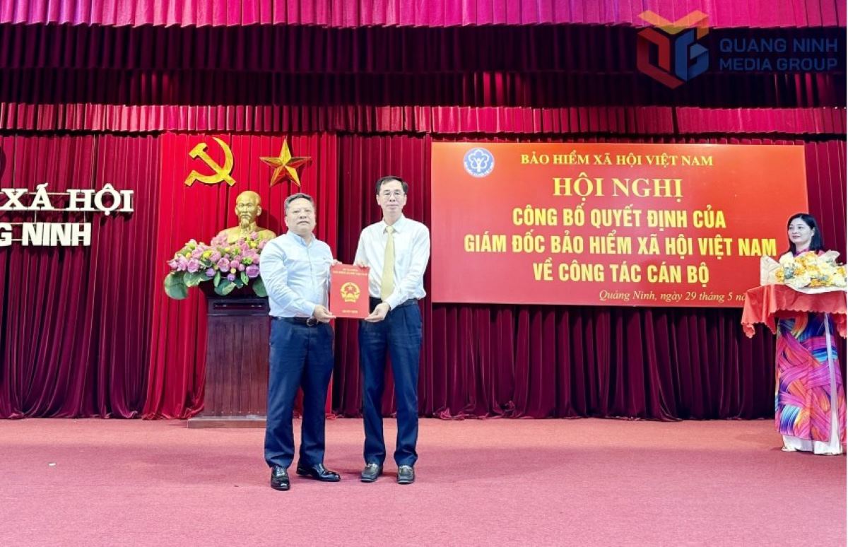 Deputy Director of Vietnam Social Insurance presented the Decision on early retirement to Director of Quang Ninh Provincial Social Insurance Vu Xuan Hien (left). Photo: Duong Truong