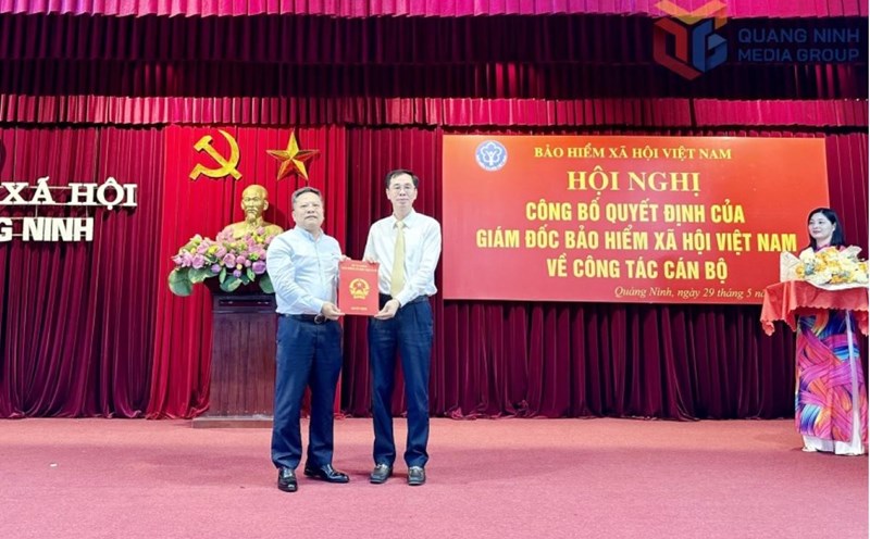 Deputy Director of Vietnam Social Insurance presented the Decision on early retirement to Director of Quang Ninh Provincial Social Insurance Vu Xuan Hien (left). Photo: Duong Truong