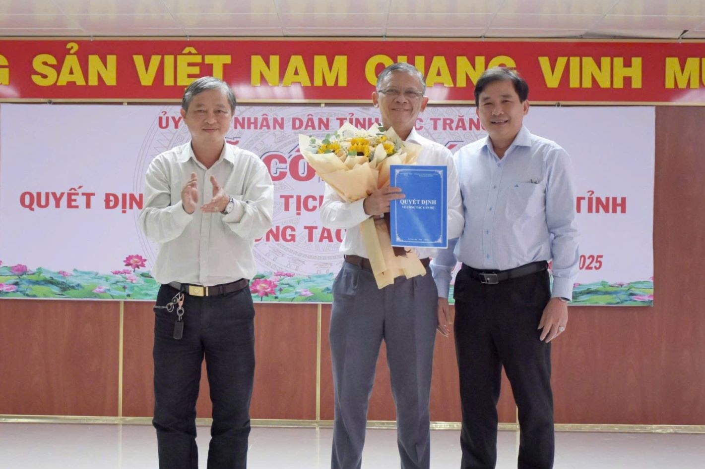 Lanh dao So y te va Benh vien da khoa tinh Soc Trang trao quyet dinh, hoa cho bac si Thach Khuon. Anh: Benh vien da khoa tinh Soc Trang
