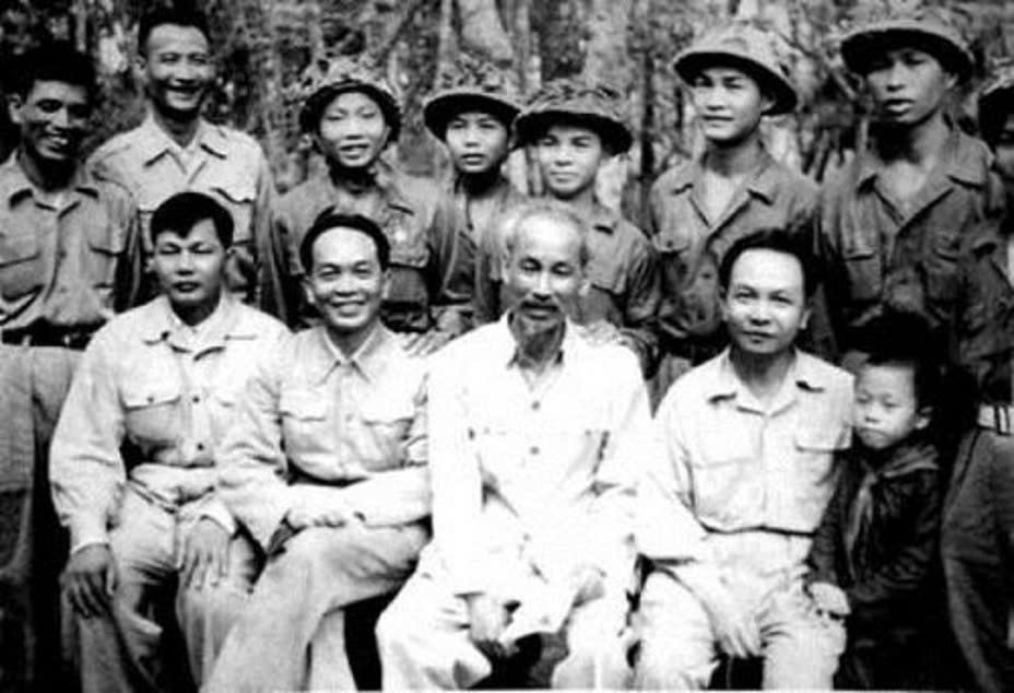 Thieu tuong Ho Sy Hau - cau be xuat hien trong buc anh trong buc anh chup Bac Ho cung doan chien si Dien Bien. Anh: Thuy Linh