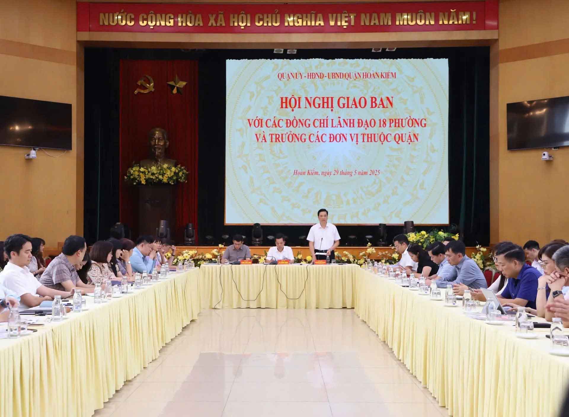 Meeting between the Standing Committee of Hoan Kiem District Party Committee with leaders of 18 wards and agencies and units under the district. Photo: Nguyen Anh