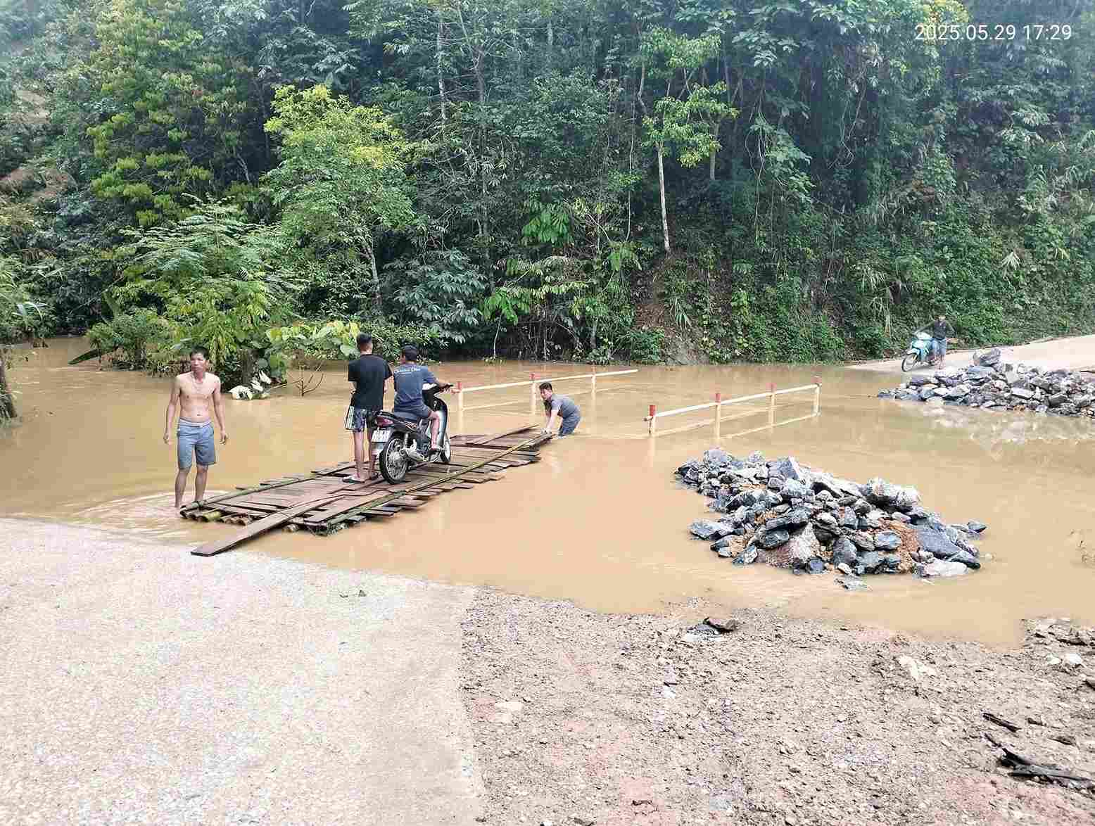 Một số hộ dân có ruộng vườn, ao cá cạnh công trình xây dựng cao tốc Đồng Đăng - Trà Lĩnh bị ảnh hưởng. Ảnh: Nông Biển