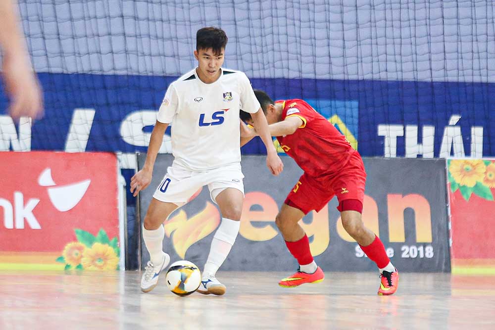 Thai Son Bac (ao trang) tao the tran ap dao truoc Tan Hiep Hung. Anh: Thanh Vu