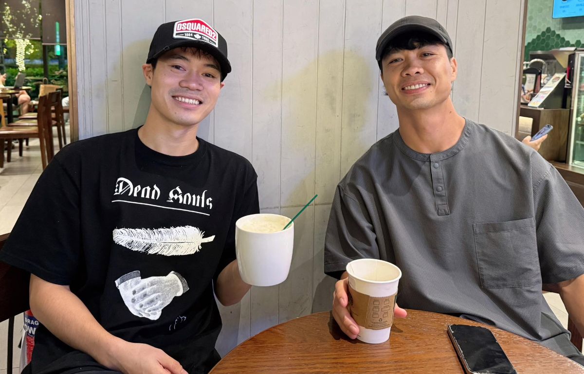 Striker Van Toan went for coffee with his close friend Cong Phuong. Photo: Character provided