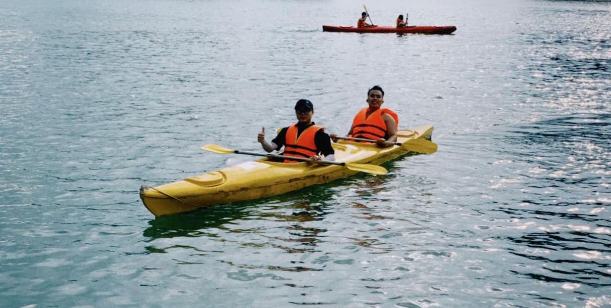 kayaking is one of the most popular sea sports activities for many families during the summer vacation. Photo: Quoc Huy