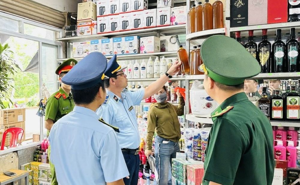 Quang Tri provincial authorities have increased inspections to control dirty food, counterfeit goods, and banned goods. Photo: Han Nguyen