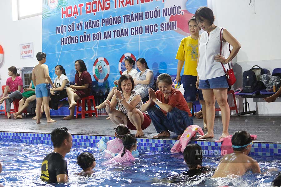 Los padres en Dien Bien siguen a sus hijos para aprender a nadar a principios de verano. Foto: Quang dat