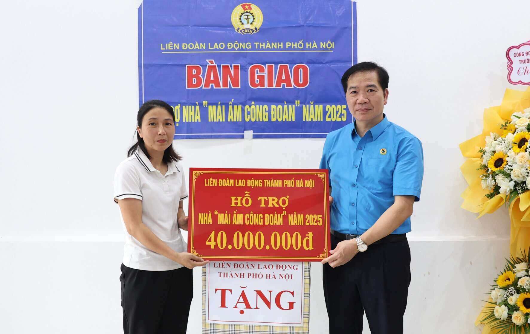 Sr. Nguyen Huy Khanh - Vicepresidente de la Federacion Laboral de Hanoi
 otorgando fondos para la construccion de un sindicato para la Sra. Le Thi Binh. Foto: Manh Quan