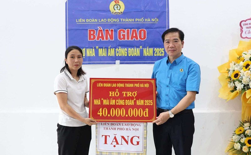 Mr. Nguyen Huy Khanh - Vice Chairman of the Hanoi City Labor Federation presented financial support to build a Trade Union Shelter to Ms. Le Thi Binh. Photo: Manh Quan