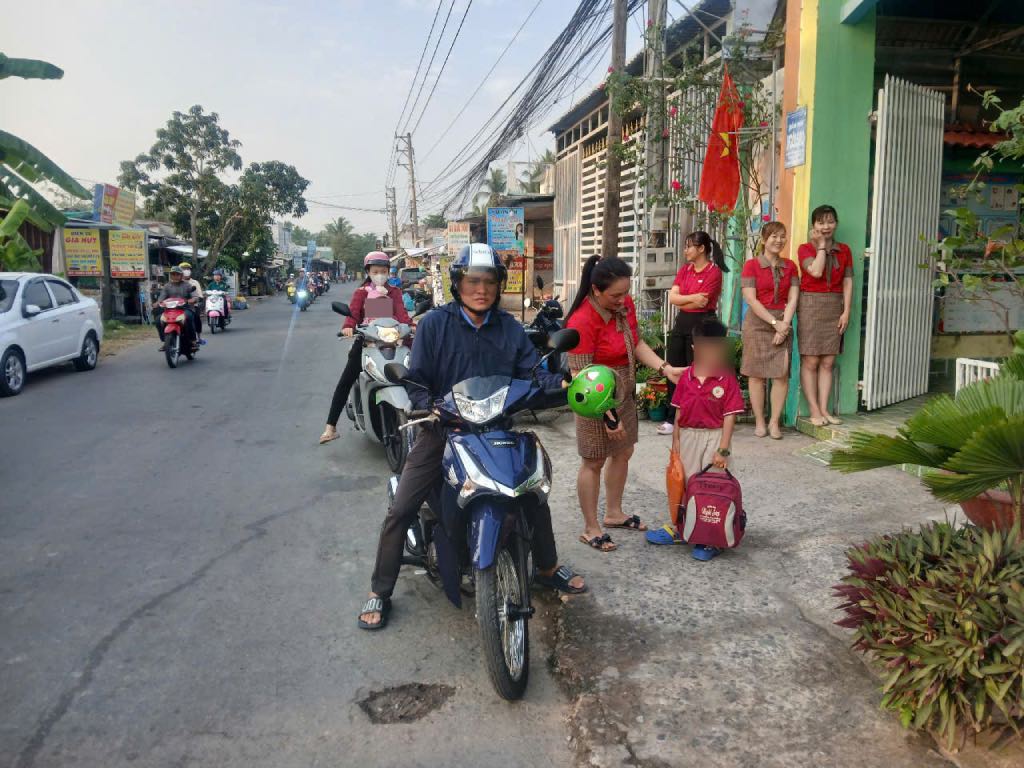 Công nhân lao động làm việc trong khu công nghiệp Giao Long (huyện Châu Thành, tỉnh Bến Tre) gửi con học tại nhóm mầm non tư thục Ngôi Sao. Ảnh: Thành Nhân