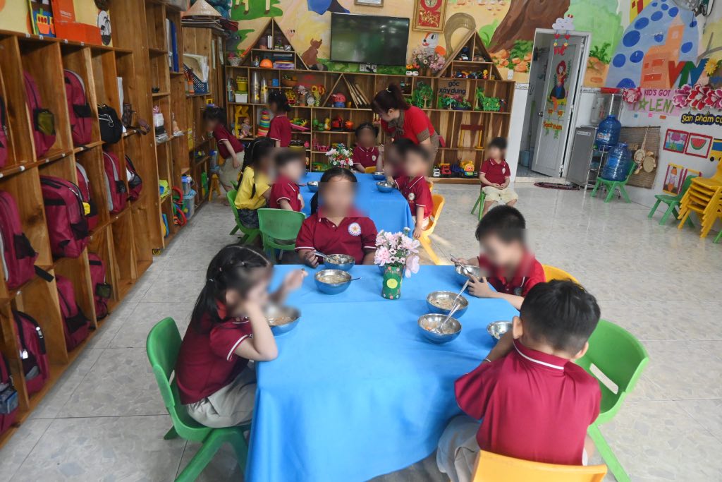 Trẻ em là con của công nhân lao động, học tập tại nhóm mầm non tư thục Ngôi Sao. Ảnh: Thành Nhân