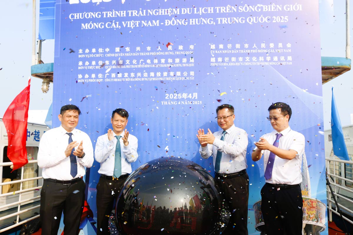 Los delegados de la ciudad de Mong Cai (Vietnam) y la ciudad de Dong Hung (China) presionaron el boton para iniciar el programa de experiencia turistica en el rio fronterizo entre Vietnam y China. Imagen: Puerta de la ciudad de los clavoes