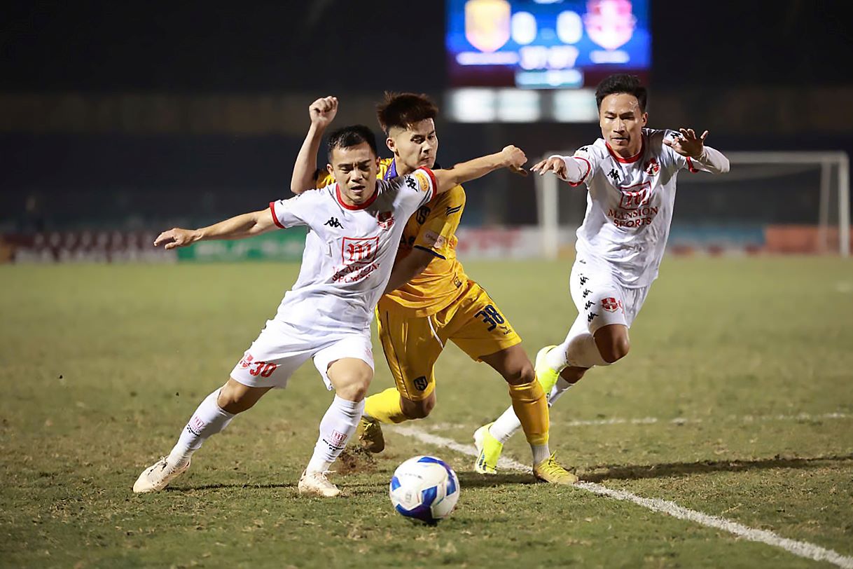 Hai Phong (in white) will have many opportunities to defeat Song Lam Nghe An at home. Photo: VPF