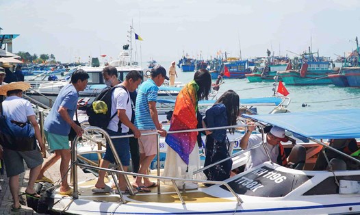 Du lịch biển đảo Nha Trang hút khách dịp lễ. Ảnh: Hữu Long