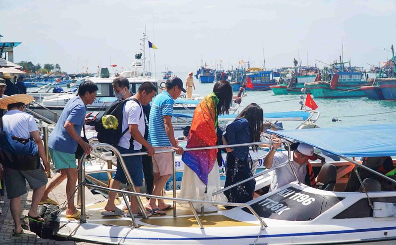 Nha Trang island tourism attracts visitors during the holiday. Photo: Huu Long