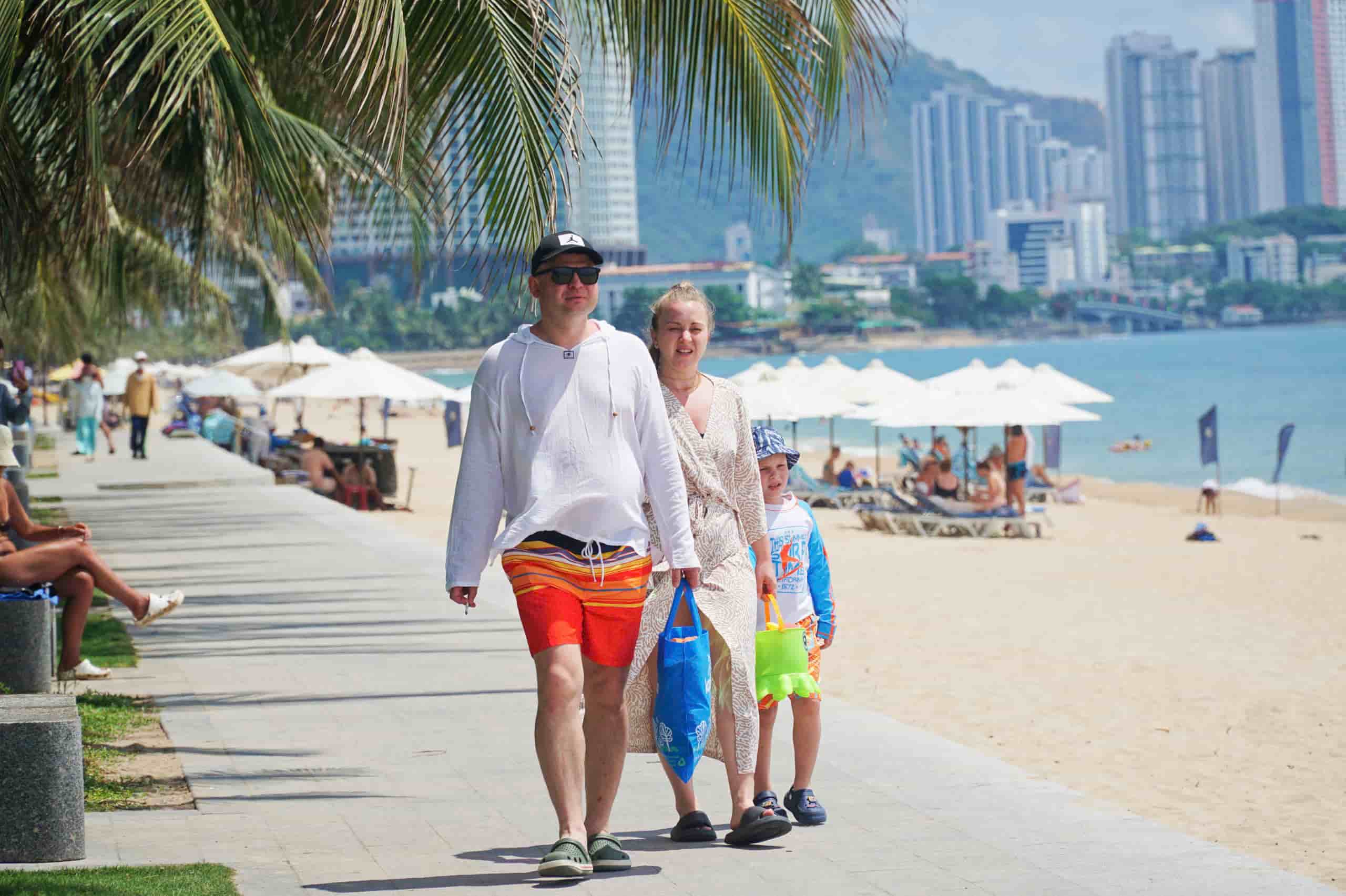 Khach nuoc ngoai thong tha ngam bien Nha Trang trong dip le. Anh: Huu Long