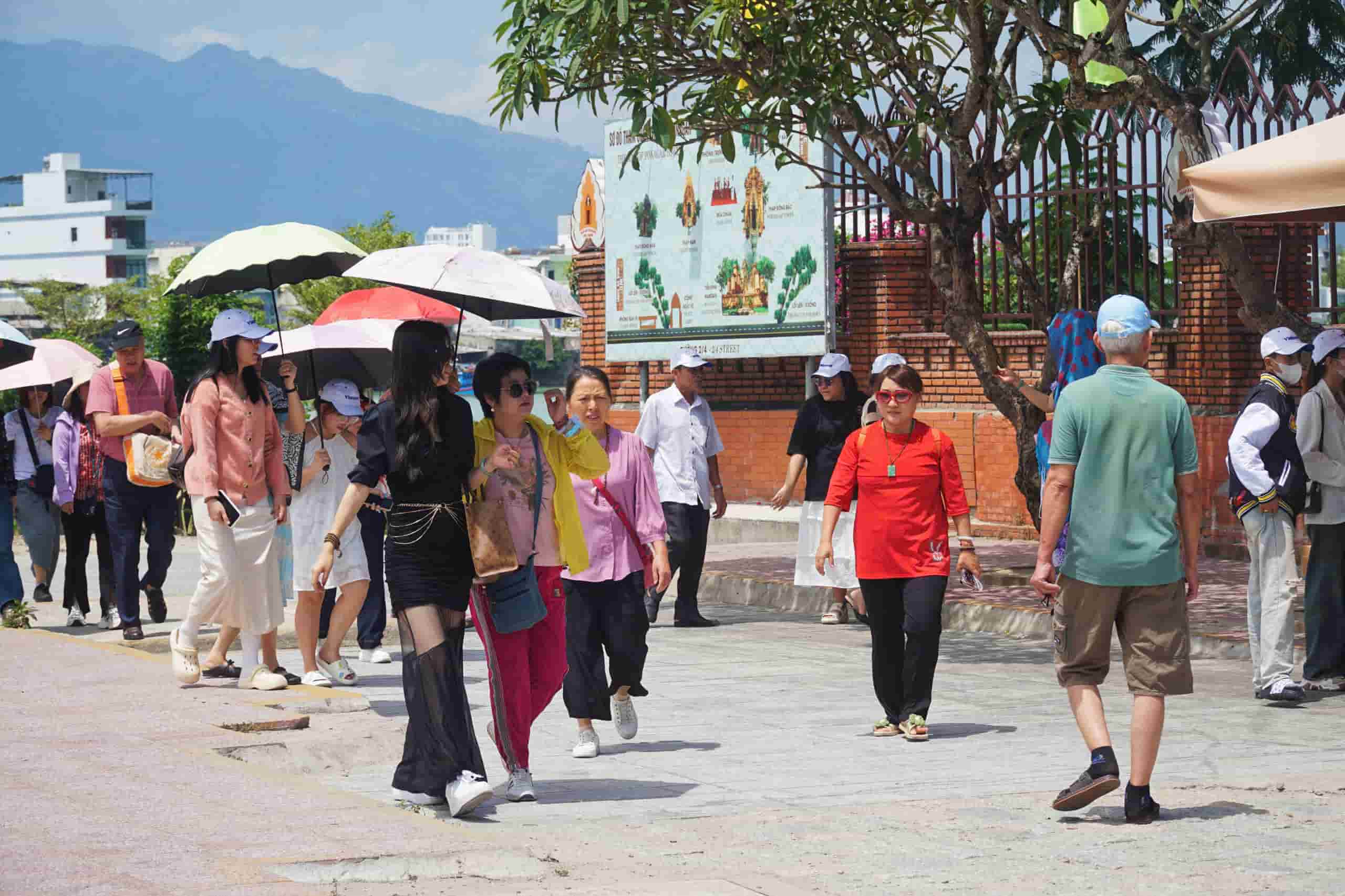 Du lich bien dao Nha Trang hut khach dip le, ben tau don 9.000 luot nguoi/ngay