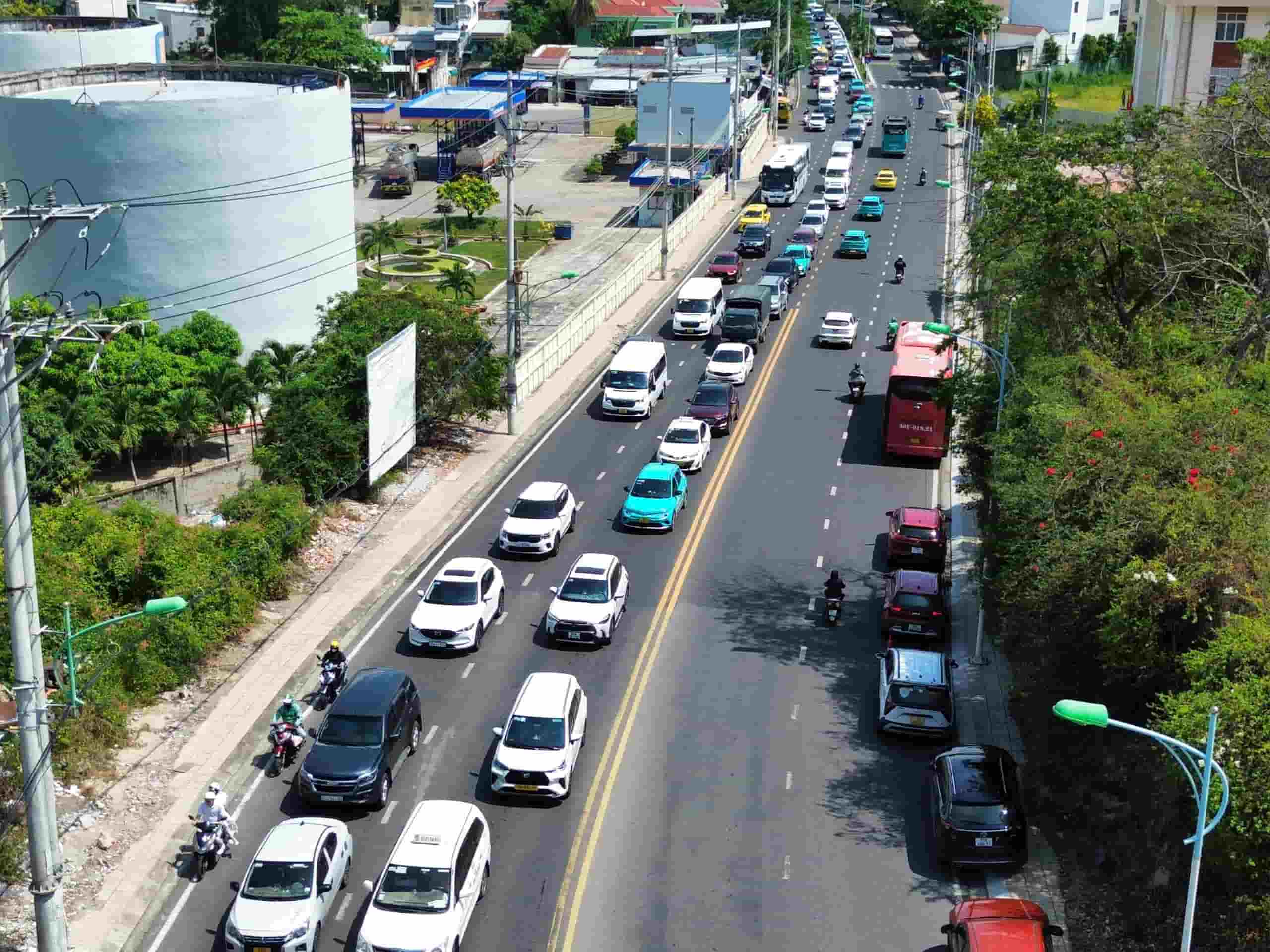 Dong xe ca nhan noi nhau di chuyen tren duong Tran Phu den cac diem tham quan bien dao o Nha Trang. Anh: Huu Long