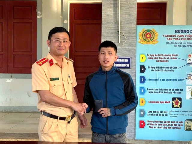 Mr. Linh was grateful when the Yen Thanh Traffic Police (Nghe An) invited him to receive the lost property. Photo: Ngoc Anh