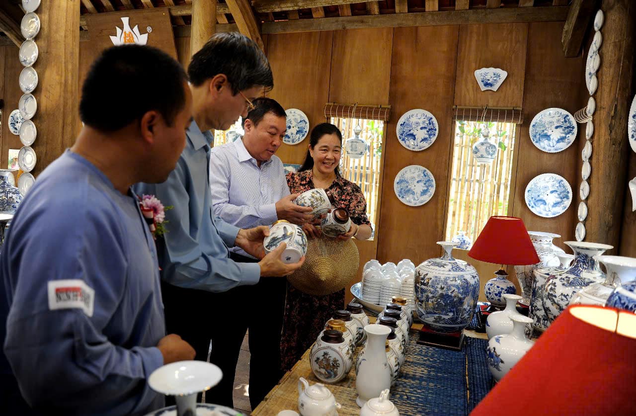 Du khach tham quan, gian trung bay gom Bo Bat. Anh: Nguyen Truong