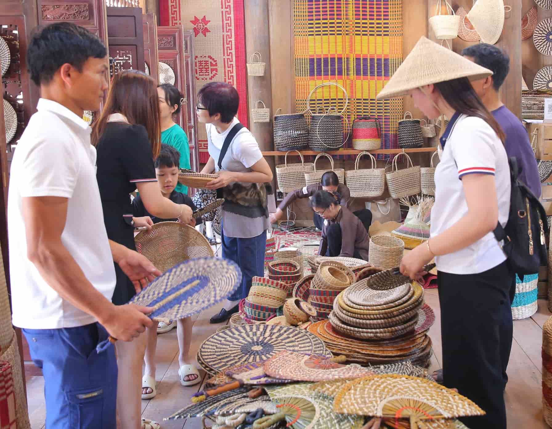 Du khach trai nghiem quy trinh san xuat san pham thu cong c
