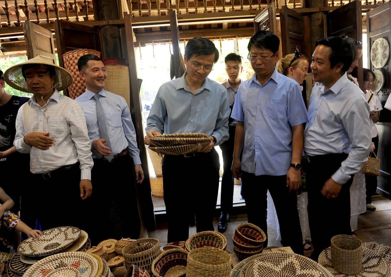Los visitantes visitan las galerias de productos en el Programa Espacial de Exhibicion de Artesanias Tradicionales de Ninh Binh. Imagen de la pagina web de la Universidad de Hong Kong