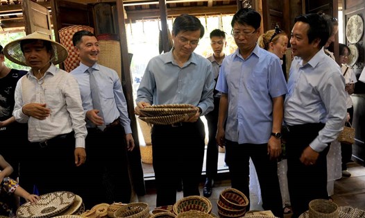 Du khách tham quan các gian trưng bày sản phẩm tại Chương trình Không gian trưng bày làng nghề truyền thống Ninh Bình. Ảnh: Nguyễn Trường