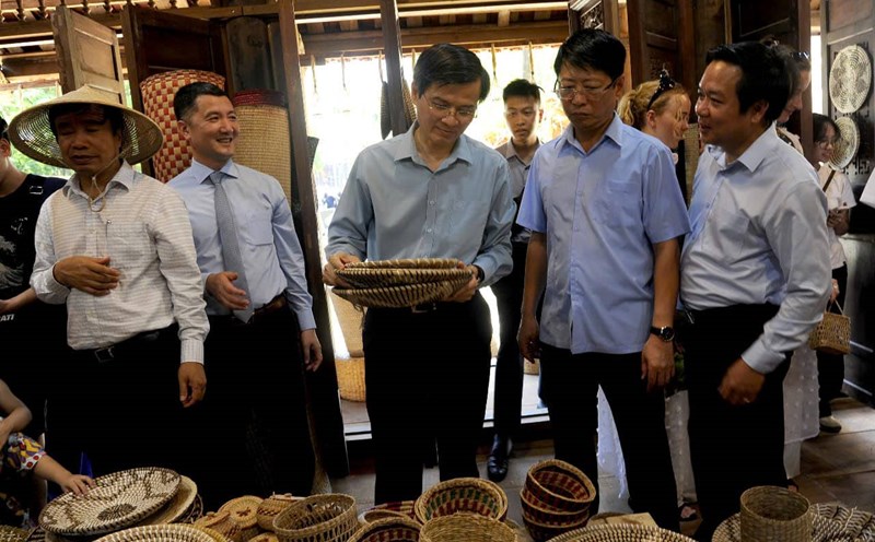 Visitors visit product booths at the Ninh Binh Traditional Craft Village Exhibition Space Program. Photo: Nguyen Truong