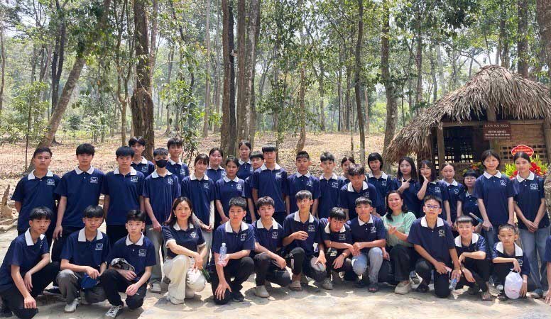 Doan hoc sinh tai huyen Vinh Loc (Tuyen Quang) tham lan Na Nua noi Bac Ho o va lam viec. Anh: Duc Thang.