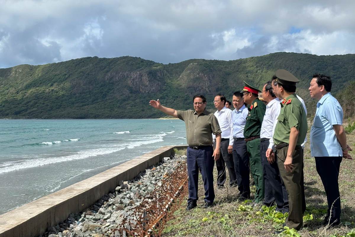 Prime Minister Pham Minh Chinh inspected the situation at Con Dao airport. Photo: Provided by the Provincial Propaganda and Mass Mobilization Department