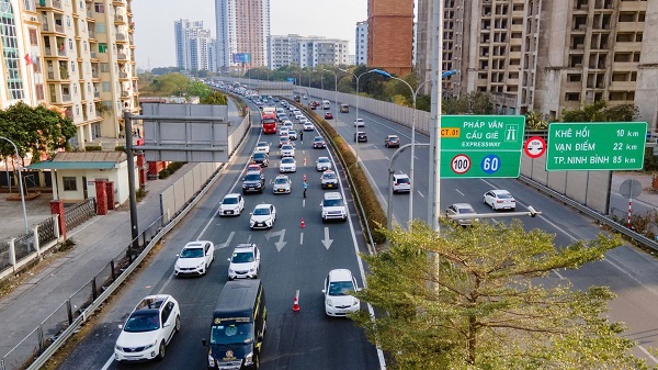 Se espera que 140.000 vehiculos lleguen a la capital a traves de la autopista Francia-Vuelva el 3 de mayo. Imagen de la ciudad de Taize