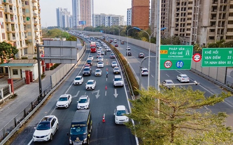 It is expected that 140,000 vehicles will flock to the capital via the Phap Van - Cau Gie expressway on May 3. Photo: Ta Hai