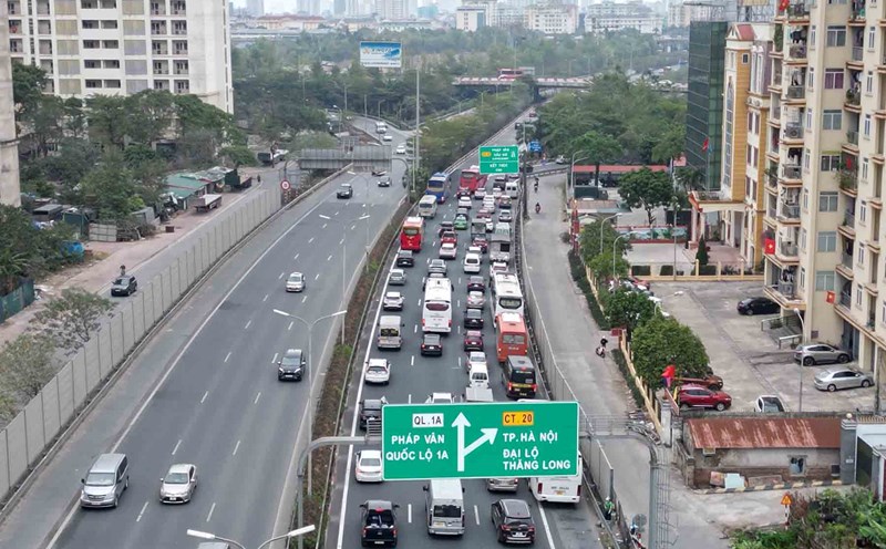 Traffic jam on Phap Van - Cau Gie Expressway at the intersection with Ring Road 3. Photo: Huu Chanh