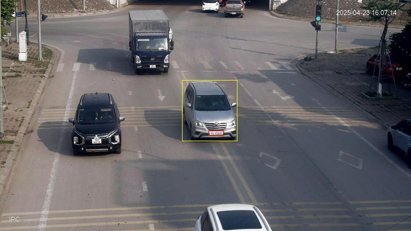 Los autos invaden las calles, desglosando las lineas en el puente de Nguyen Thi Minh Khai - el artista Phu My, en el camino Minh Khai, en la ciudad de Bac Giang, que esta castigado por el frio. Foto de la Policia de Baekje