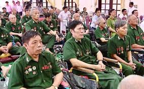 Policy regimes for meritorious people and relatives of martyrs on the occasion of the 50th anniversary of the liberation of the South and national reunification. Photo: Dong Hoang.