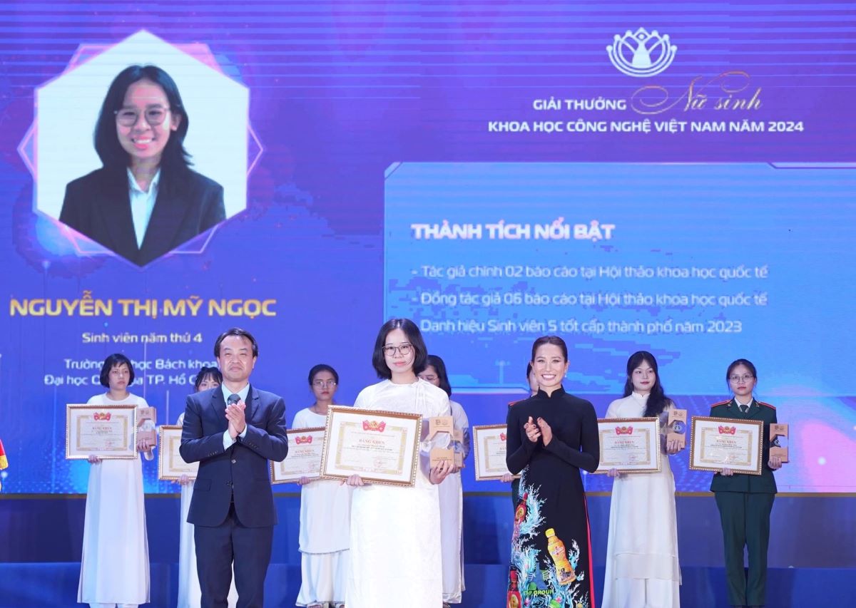Nguyen Thi My Ngoc nhan Giai thuong Nu sinh Khoa hoc Cong nghe Viet Nam nam 2024. Anh: NVCC