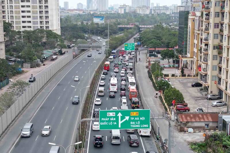 Traffic on Phap Van Expressway increased. Photo: Huu Chanh