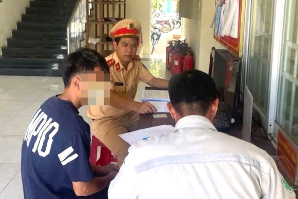 The authorities worked with the family of the male student who drove a motorbike with both feet to handle it according to regulations. Photo: CACC