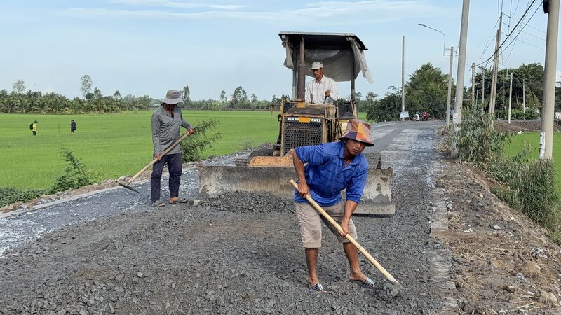 La ruta esta a unos 1,4 km desde Long Ho Town hasta Loc Hoa Bridge en Vinh Long Province, construida con urgencia despues de una escasez de piedra. Foto: Hoang loc.