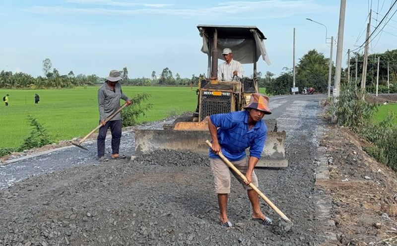 The about 1.4km route from Long Ho town to Loc Hoa bridge in Vinh Long province is being urgently constructed after a period of lack of stone. Photo: Hoang Loc.