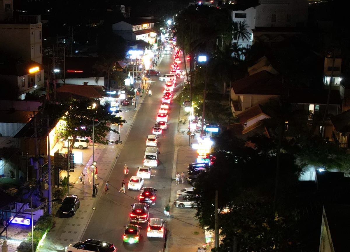 Xe oto cua du khach xep hang dai qua khu vuc bo ke hai san duong Nguyen Dinh Chieu, Phan Thiet. Anh: Duy Tuan