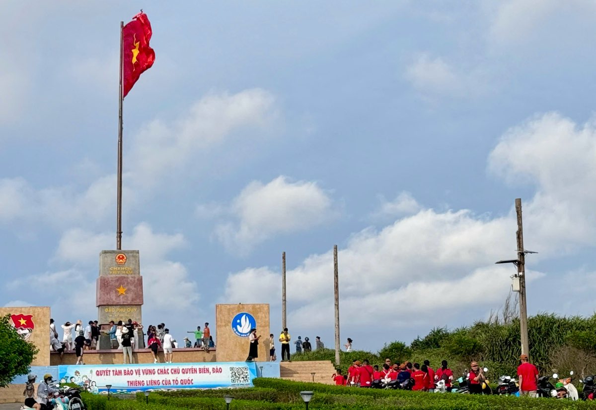 Du khach check-in voi cot co chu quyen o dao Phu Quy. Anh: Duy Tuan