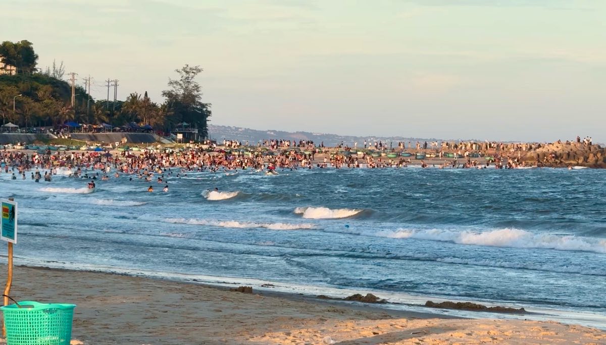 Cac bai bien o Phan Thiet chat kin du khach tam bien. Anh: Duy Tuan
